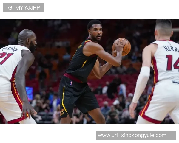 克拉克斯顿半场表现亮眼8投5中贡献12分9篮板4助攻正负值高达20 克拉克斯顿半场表现亮眼8投5中贡献12分9篮板4助攻正负值高达20